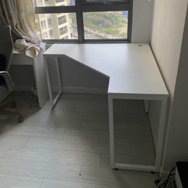 Bàn làm viêc góc chữ L 120x120cm gỗ cao su chân lắp ráp CD68025