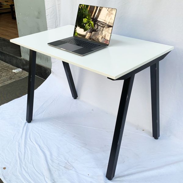 Bàn làm việc 100x60cm gỗ cao su hệ PLY chân lắp ráp