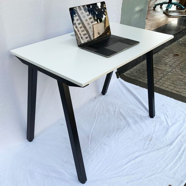 Bàn làm việc 100x60cm gỗ cao su hệ PLY chân lắp ráp