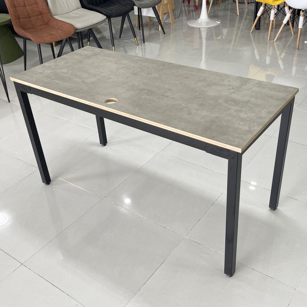 Bàn làm việc 140x60cm gỗ Plywood màu bê tông chân sắt Uconcept HBUC68040