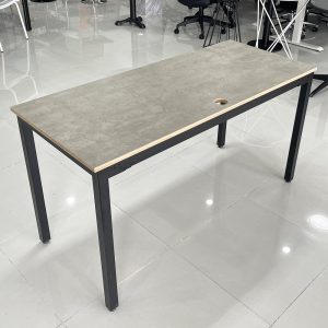 Bàn làm việc 140x60cm gỗ Plywood màu bê tông chân sắt Uconcept HBUC68040