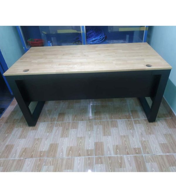 Bàn giám đốc 80x160cm gỗ cao su chân sắt hộp 40x80mm