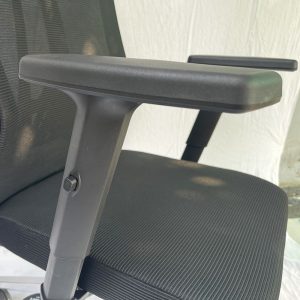Ghế văn phòng có tựa đầu lưới màu đen MF155