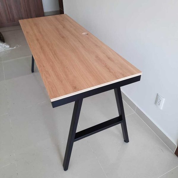 Bàn làm việc 160x60cm gỗ Plywood phủ melamin chân sắt Aconcept HBAC052