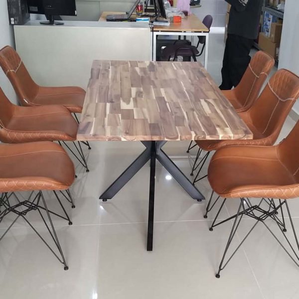 Bàn ăn gỗ tràm chân sắt độc đáo BA68065