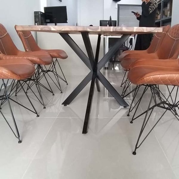 Bàn ăn gỗ tràm chân sắt độc đáo BA68065