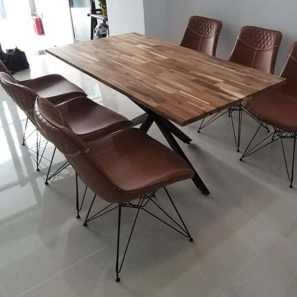 Bàn ăn gỗ tràm chân sắt độc đáo BA68065