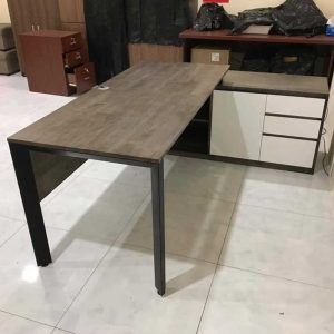 Bàn giám đốc 160x140cm (mặt bàn 70) hệ Trian chân sắt tam giác