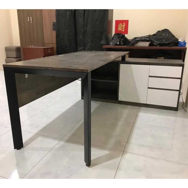 Bàn giám đốc 160x140cm (mặt bàn 70) hệ Trian chân sắt tam giác