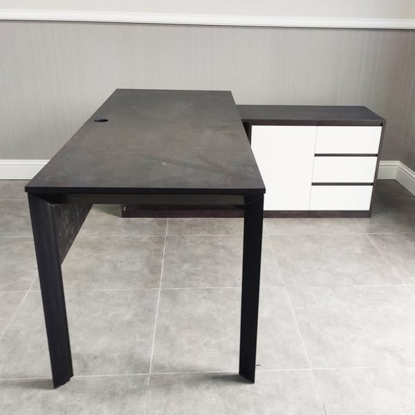 Bàn giám đốc 160x140cm (mặt bàn 70) hệ Trian chân sắt tam giác