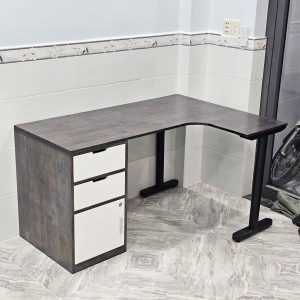 Bàn góc L chân tủ 140x100cm gỗ cao su hệ TIO HBTO022