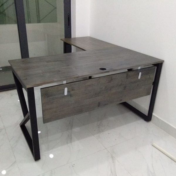 Bàn chữ L 140x140 KConcept chân sắt lắp ráp