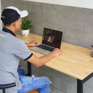Bàn làm việc 140x60cm gỗ cao su chân sắt hệ Rectang lắp ráp HBRT003