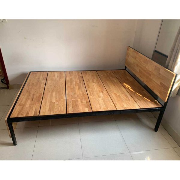 Giường ngủ 140x200cm gỗ cao su khung sắt GN68036