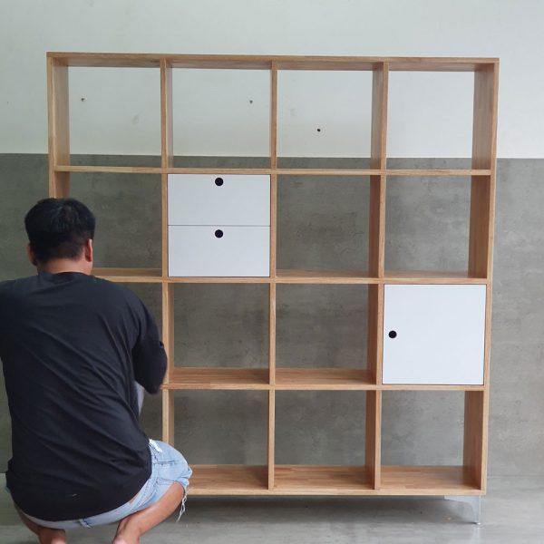 Kệ sách đơn giản có hộc tủ gỗ cao su KS68163