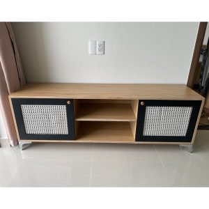 Kệ tivi gỗ Plywood cửa lưới mây KTV68091