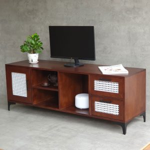 Kệ TV gỗ 140x40x50cm cửa lưới mây đan mắt cáo chân sắt KTV68100