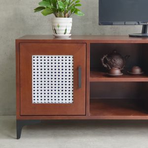 Kệ TV gỗ 140x40x50cm cửa lưới mây đan mắt cáo chân sắt KTV68100