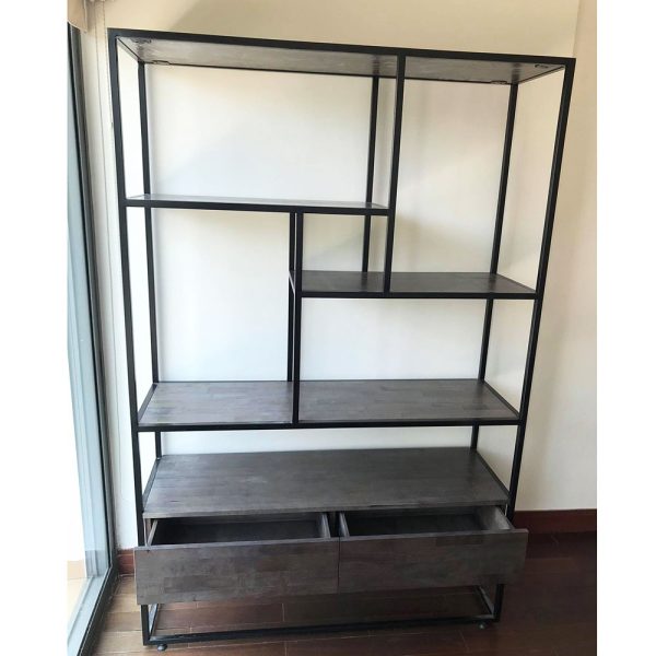 Kệ trang trí gỗ cao su khung sắt có tủ dưới 120x35x180(cm) KTB68074