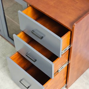 Tủ trang trí cửa kính gỗ cao su chân sắt KTB68123