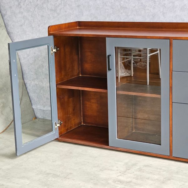 Tủ trang trí cửa kính gỗ cao su chân sắt KTB68123