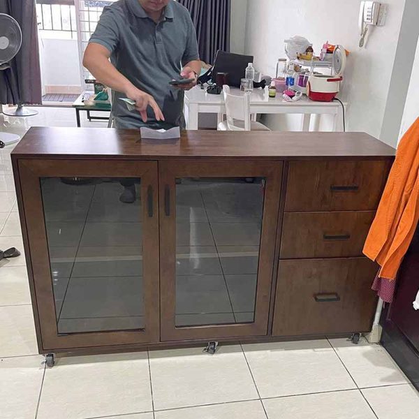 Tủ trang trí cửa kính gỗ cao su chân sắt KTB68123