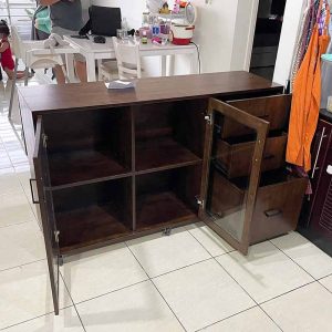 Tủ trang trí cửa kính gỗ cao su chân sắt KTB68123